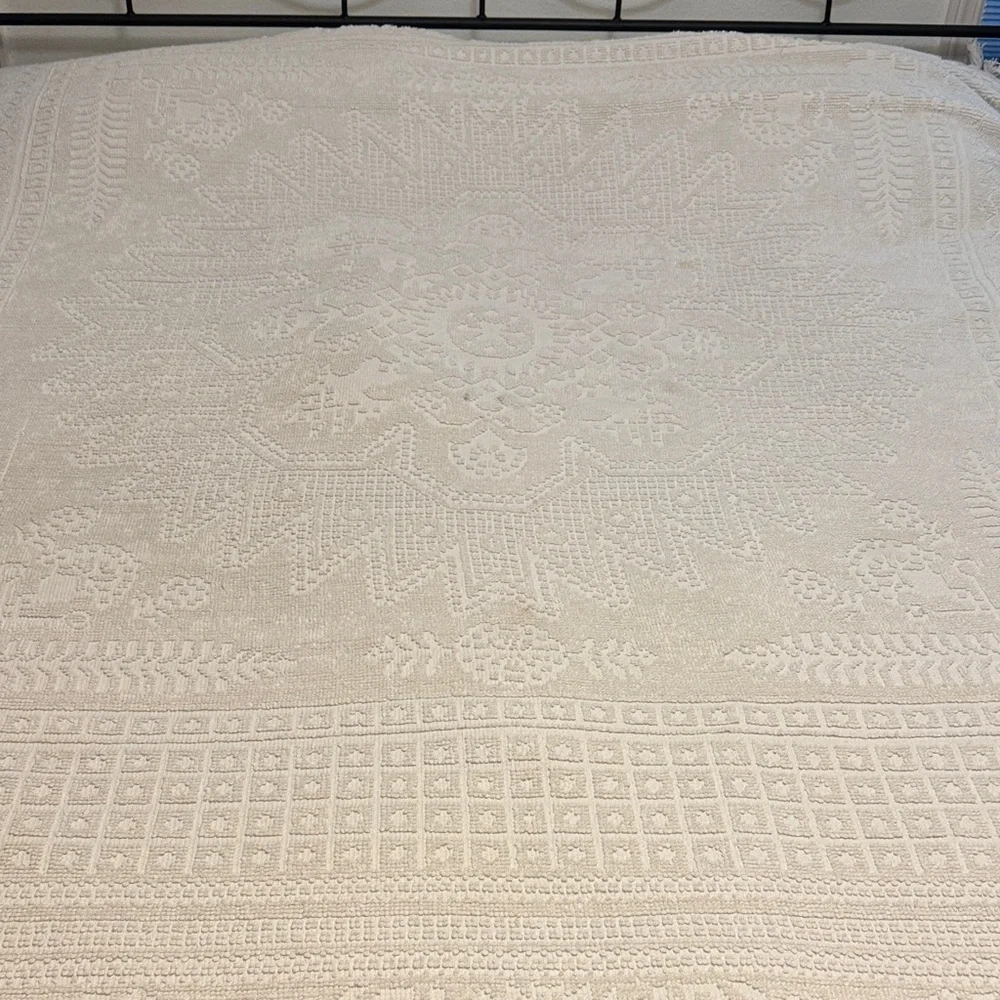 Vintage hobnail bedspread —Queen